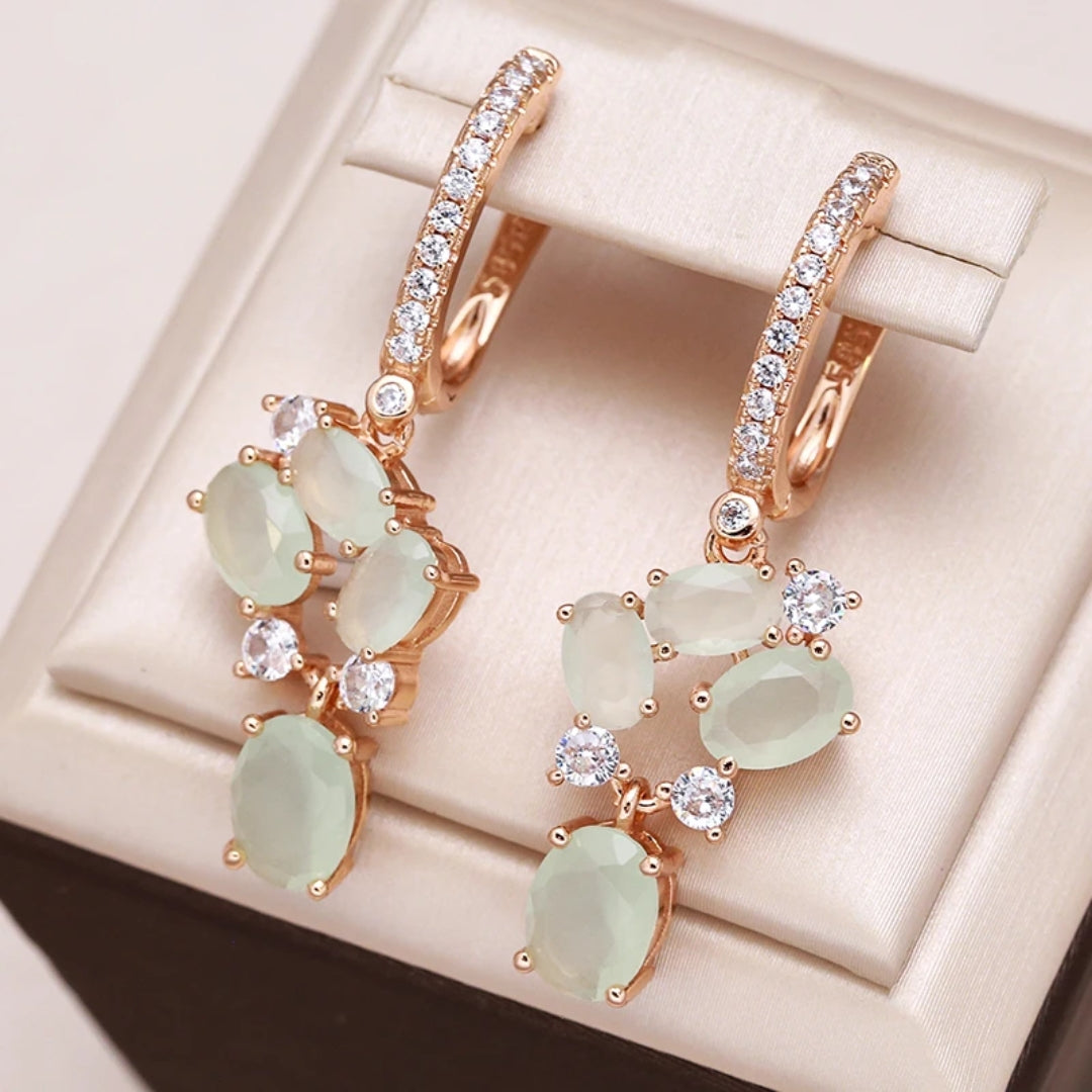 Boucles d'oreilles élégantes avec des cristaux verts et des zirconias en or