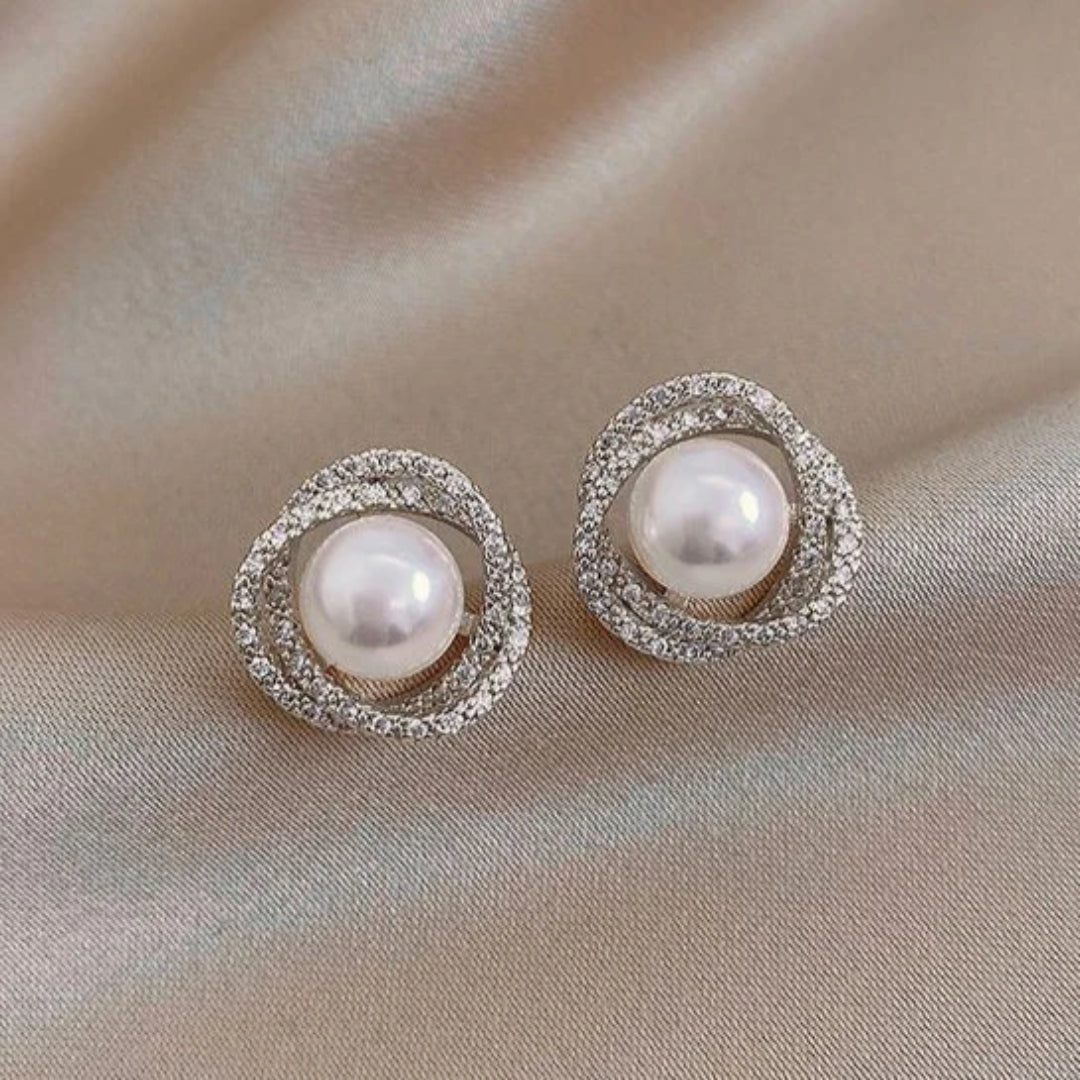 Boucles d'oreilles spirales brillantes avec des perles élégantes