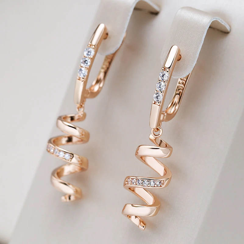 Boucles d'oreilles élégantes en forme de spirale avec zirconia en or