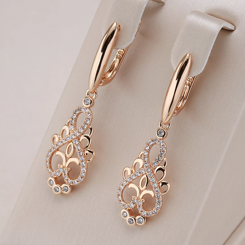 Boucles d'oreilles élégantes en forme d'elfe avec zirconia en or