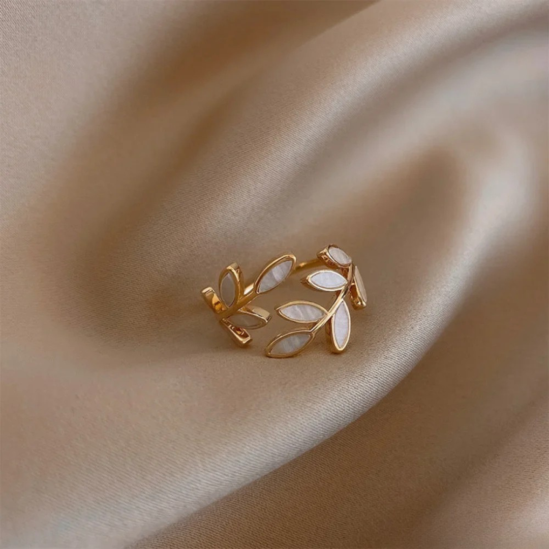 Bague réglable avec feuille d'opale blanche en or