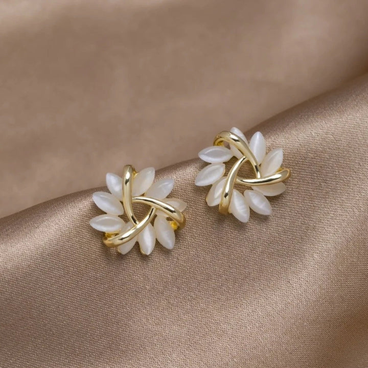 Boucles d'oreilles en or en forme de fleurs opalescentes élégantes et exquises