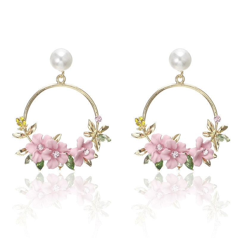 Boucles d'oreilles en fleurs et perles dorées