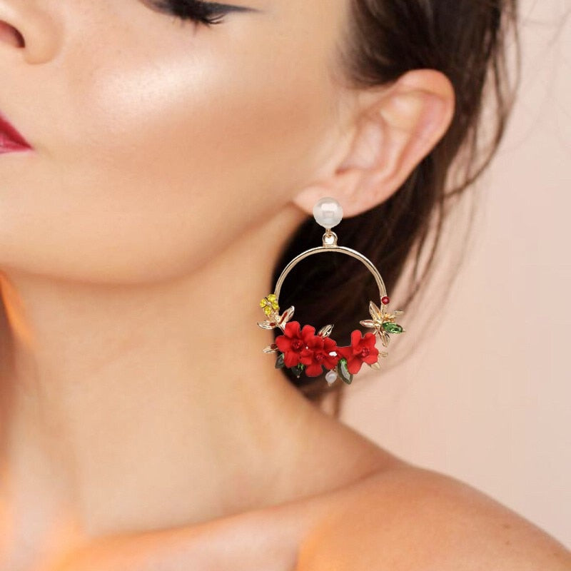 Boucles d'oreilles en fleurs et perles dorées