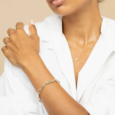 Collier initial en lettres d'amour