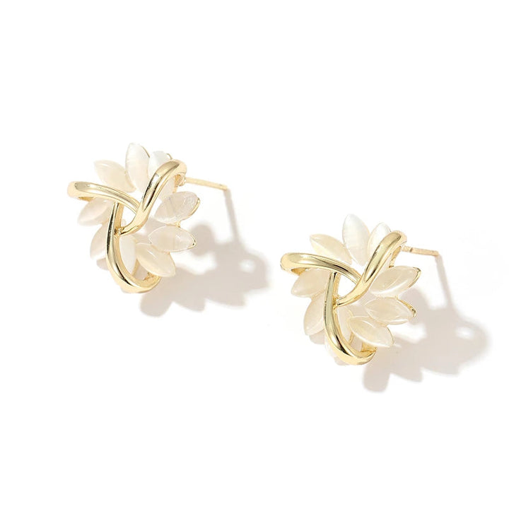 Boucles d'oreilles en or en forme de fleurs opalescentes élégantes et exquises