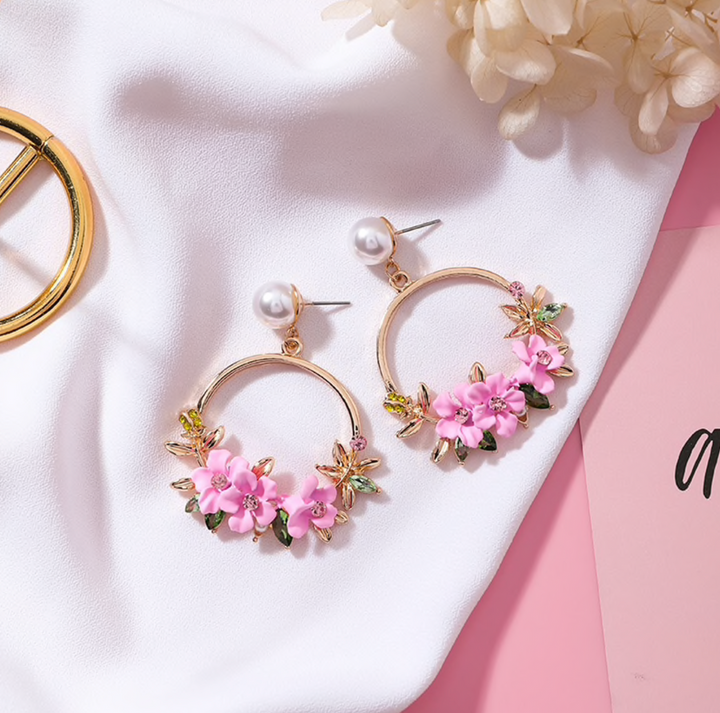 Boucles d'oreilles en fleurs et perles dorées