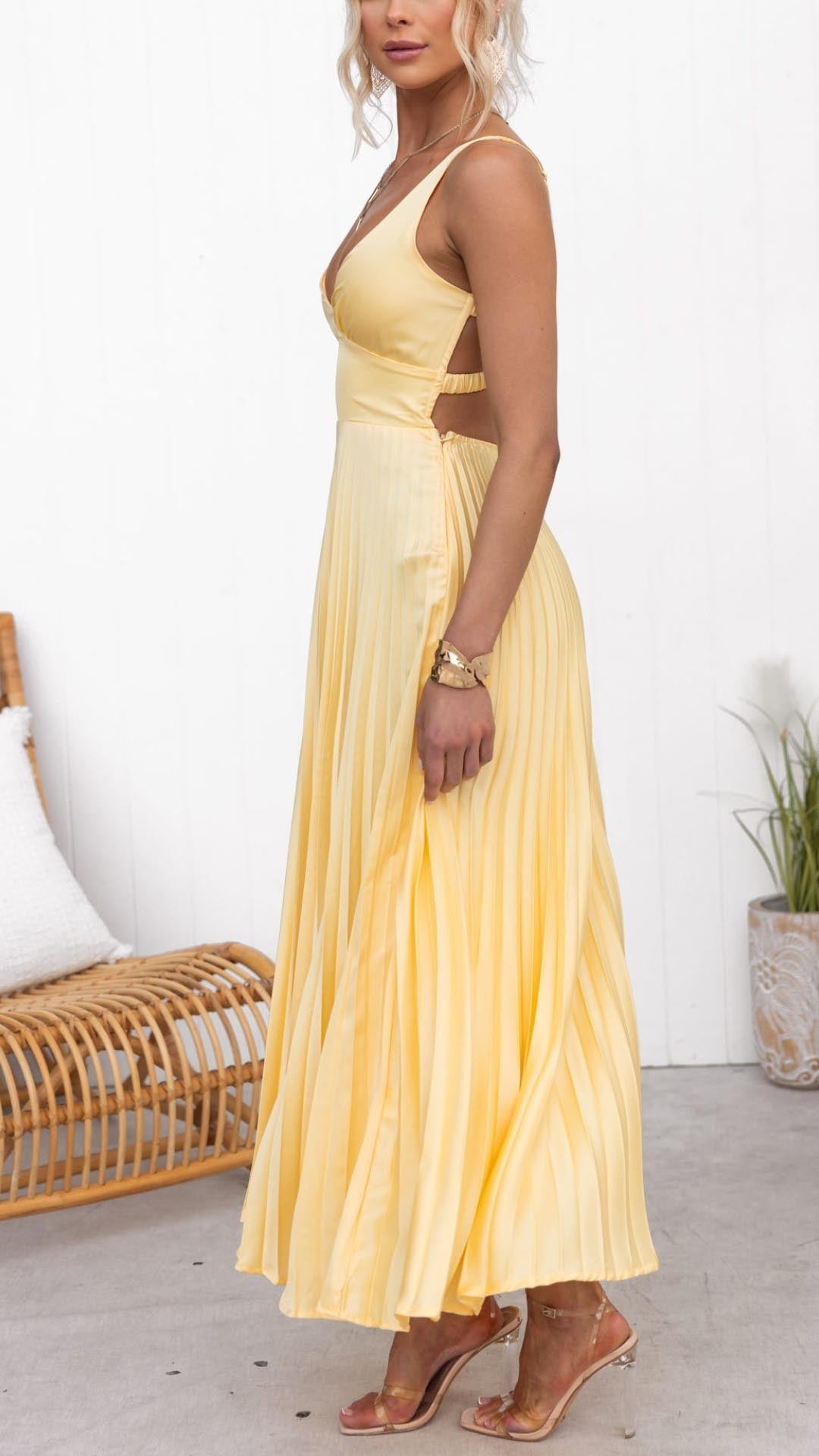 Elaraa™ | Élégante Robe Maxi Plissée Jaune avec Décolleté en V