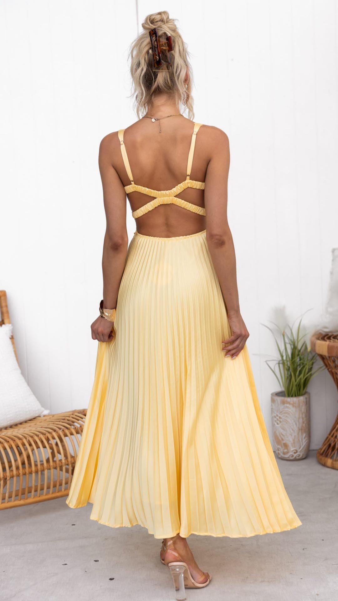 Elaraa™ | Élégante Robe Maxi Plissée Jaune avec Décolleté en V