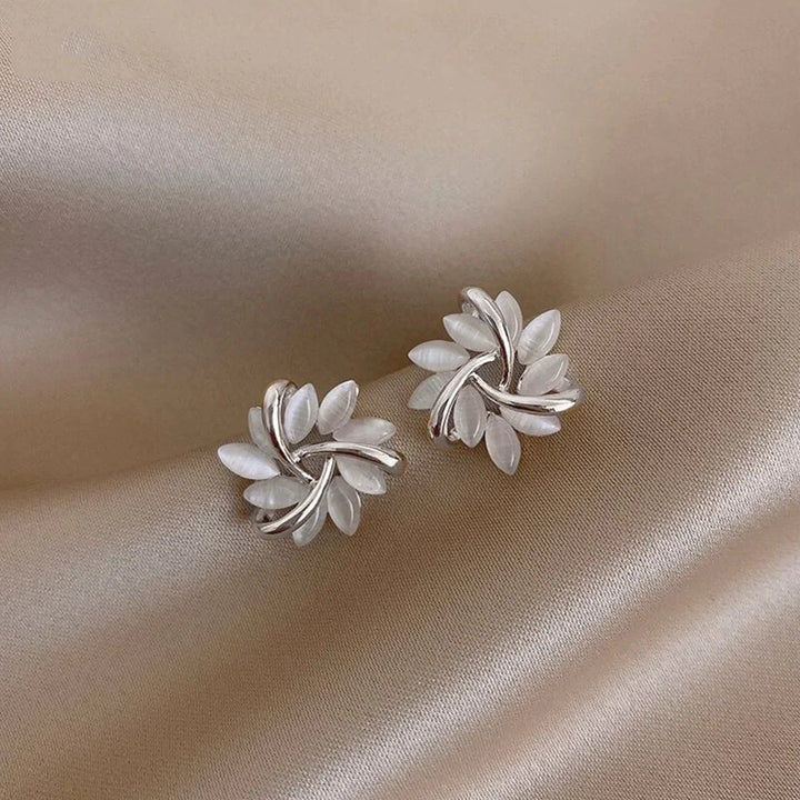 Boucles d'oreilles en or en forme de fleurs opalescentes élégantes et exquises