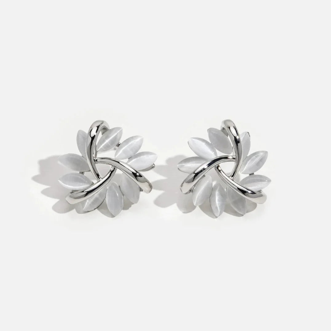 Boucles d'oreilles en or en forme de fleurs opalescentes élégantes et exquises