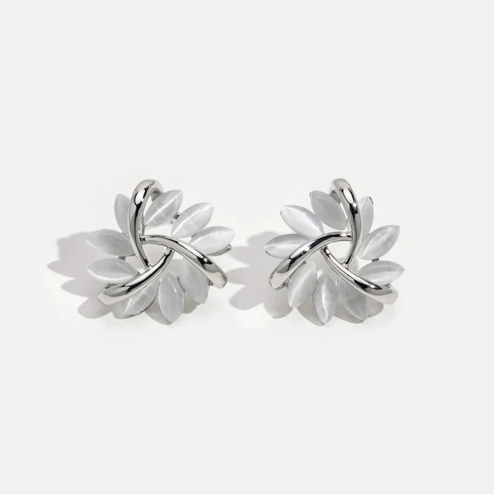 Boucles d'oreilles en or en forme de fleurs opalescentes élégantes et exquises